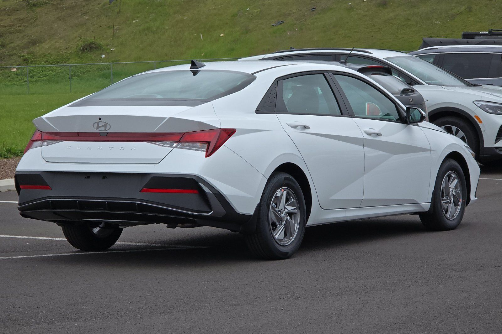 2025 Hyundai Elantra SE photo 3