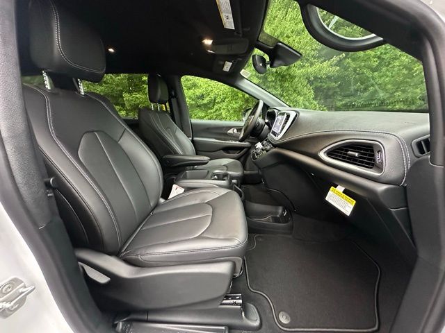 2026 Chrysler Pacifica photo 30