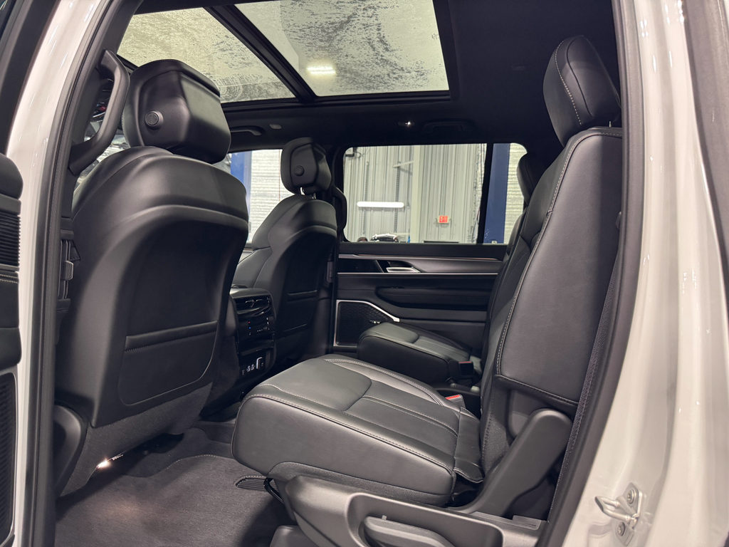2025 Jeep Wagoneer Series II Carbide photo 7