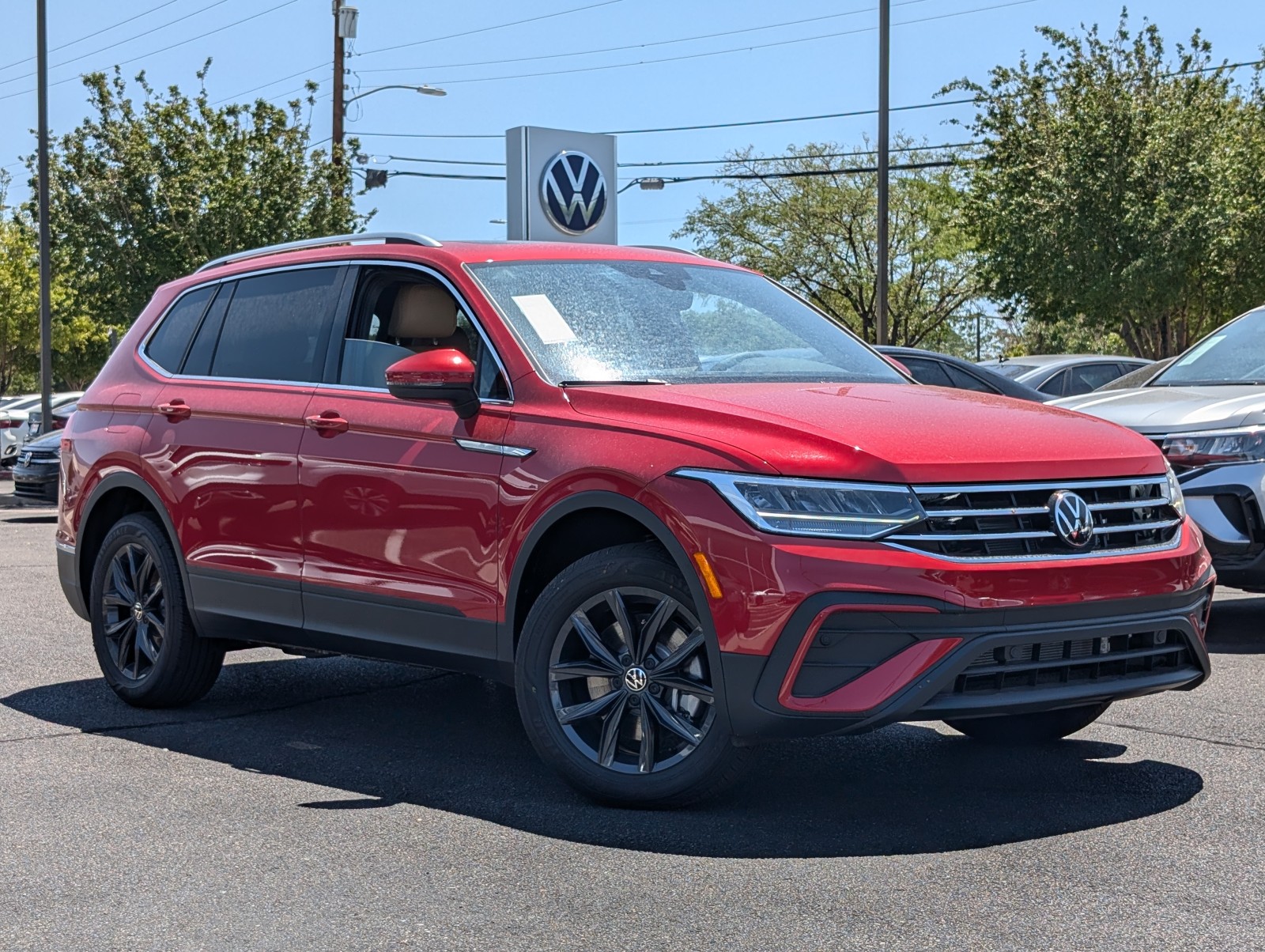 New 2024 Kings Red Metallic Volkswagen SE image 1