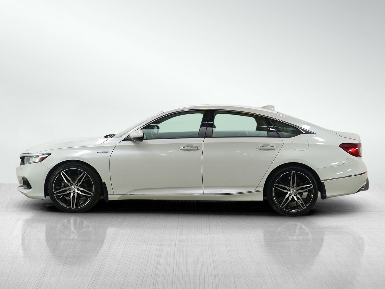 Used 2022 Honda Accord Hybrid Touring with VIN 1HGCV3F96NA017040 for sale in Burnsville, Minnesota