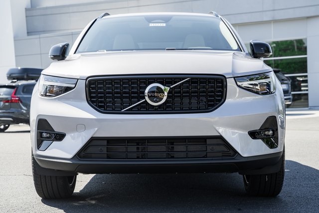 2026 Volvo XC40 Plus photo 2
