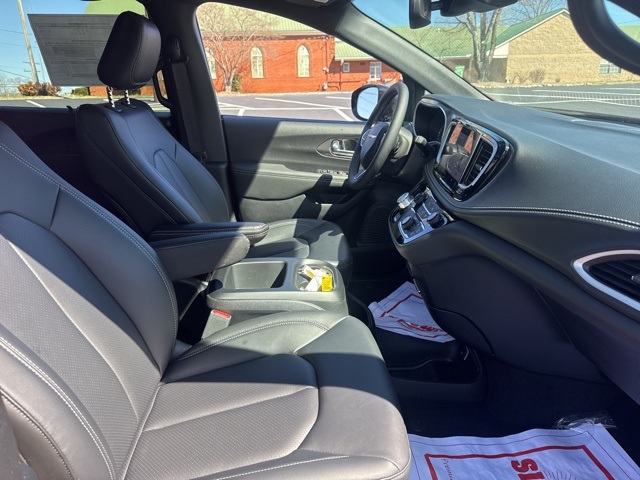 2025 Chrysler Pacifica photo 10