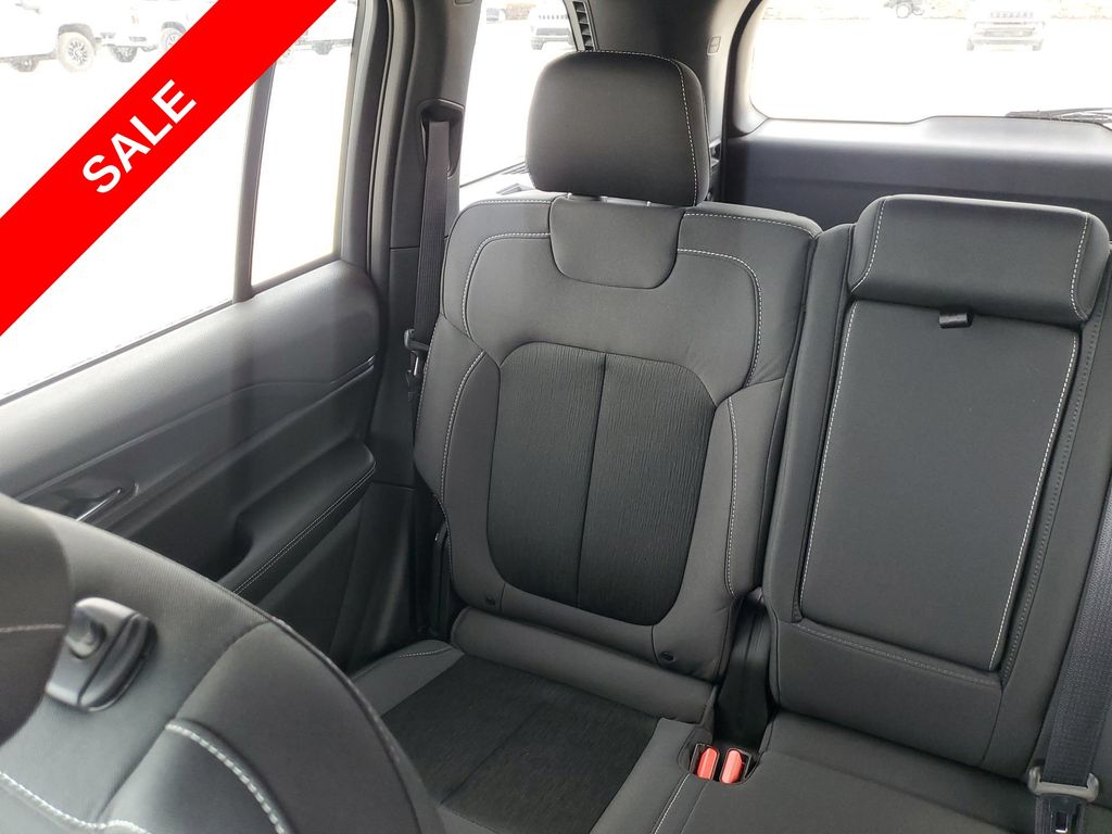 2025 Jeep Grand Cherokee Laredo Altitude photo 14