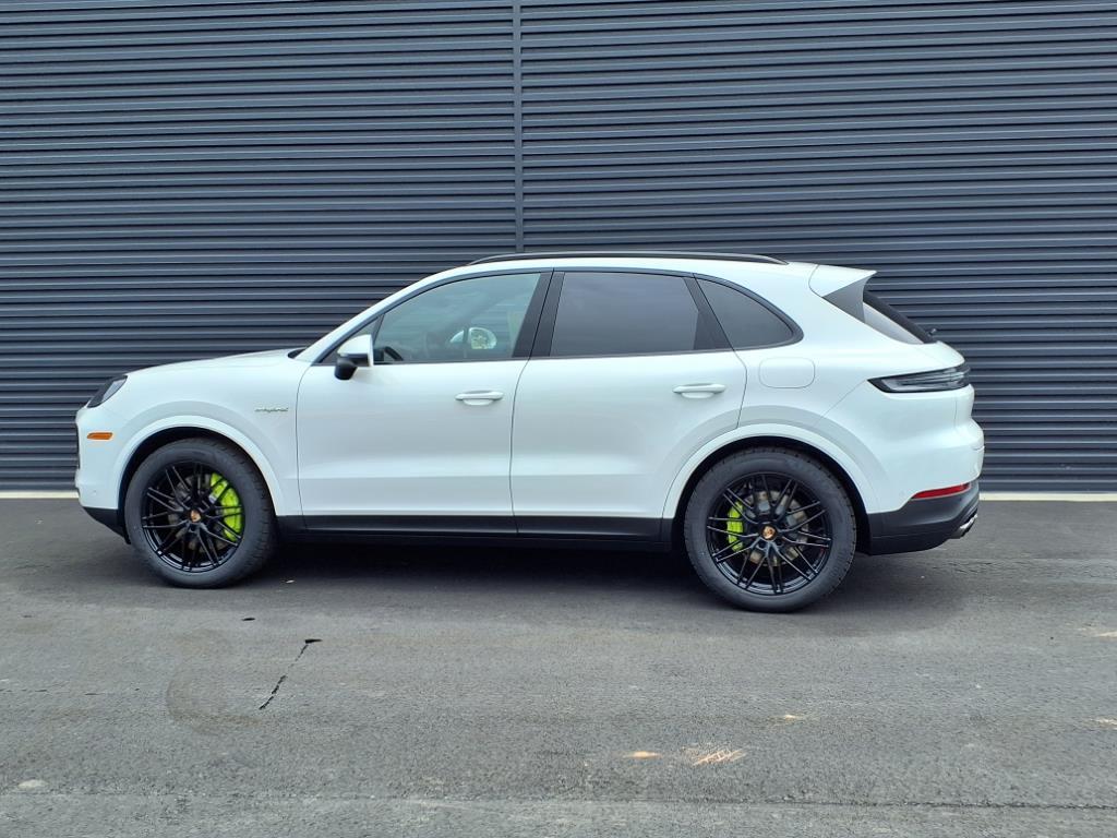 2025 Porsche Cayenne E-Hybrid photo 2