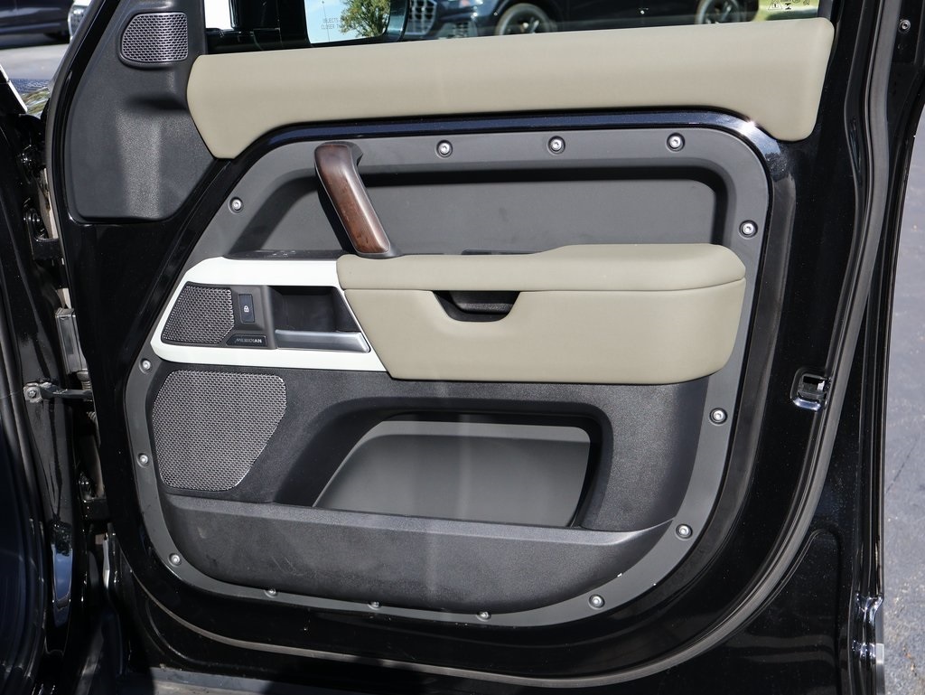 2024 Land Rover Defender 110 S photo 29