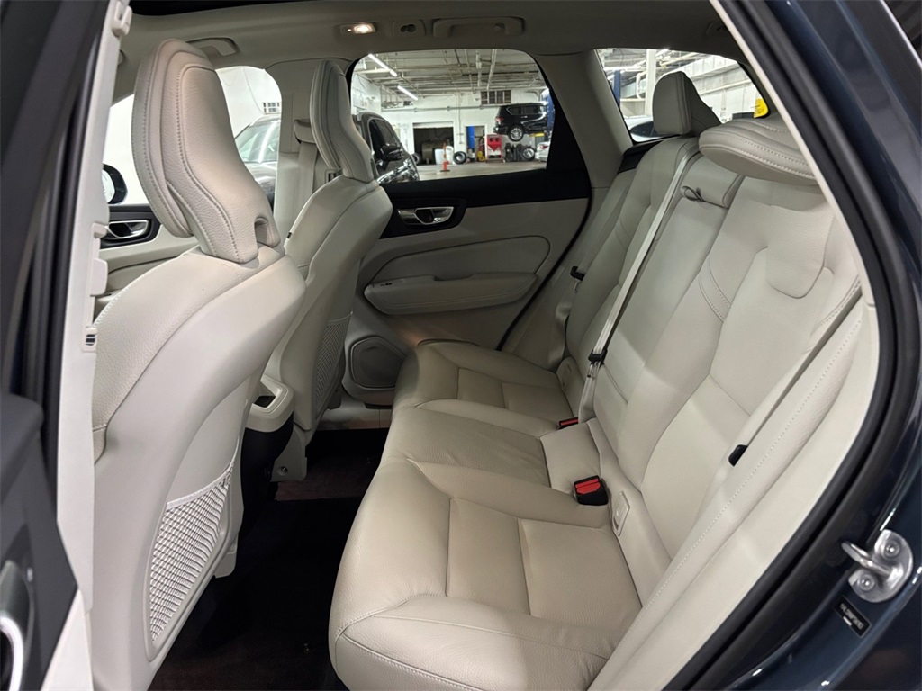 2023 Volvo XC60 B5 Plus photo 14
