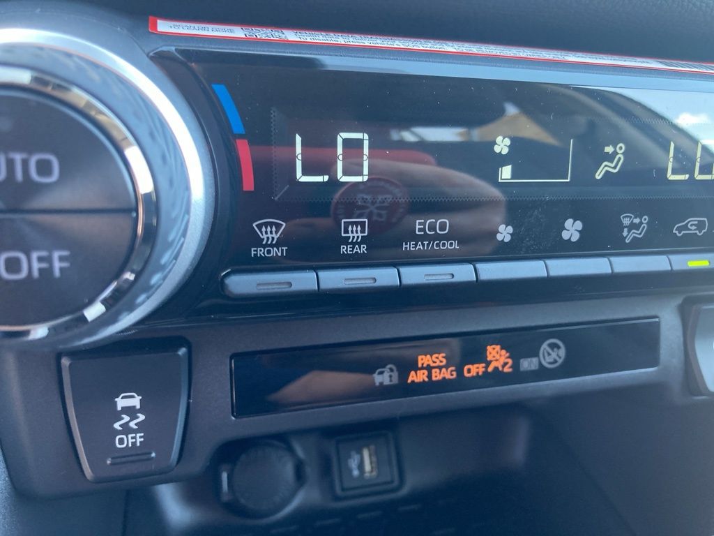 2025 Toyota RAV4 XLE photo 17