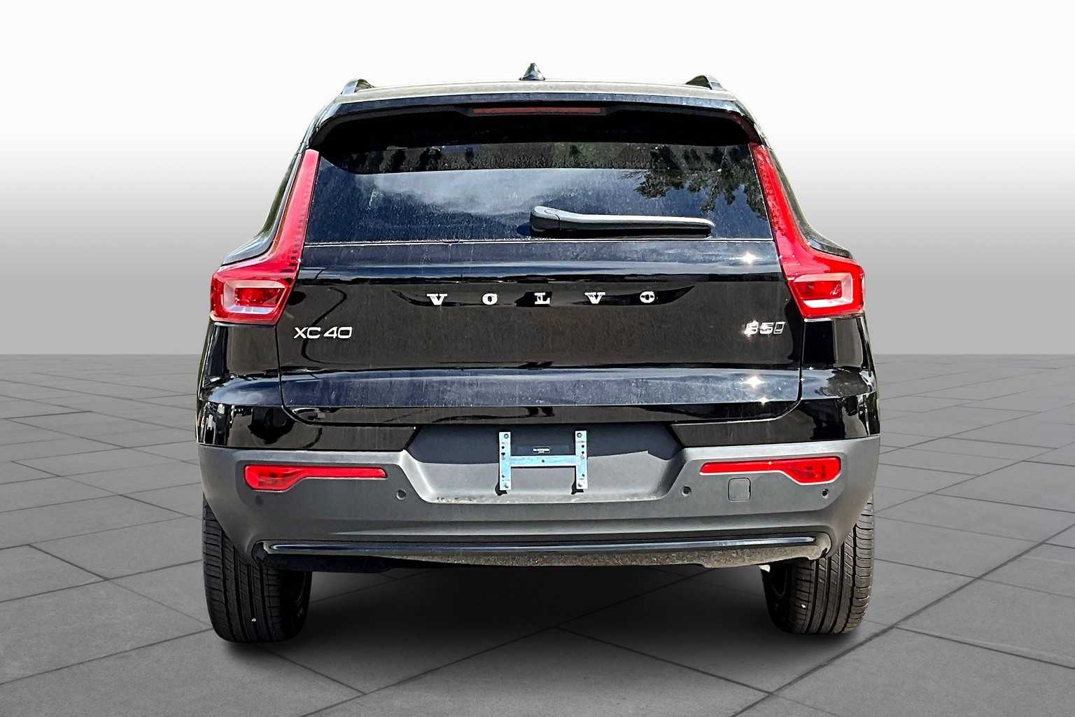2026 Volvo XC40 Plus photo 4