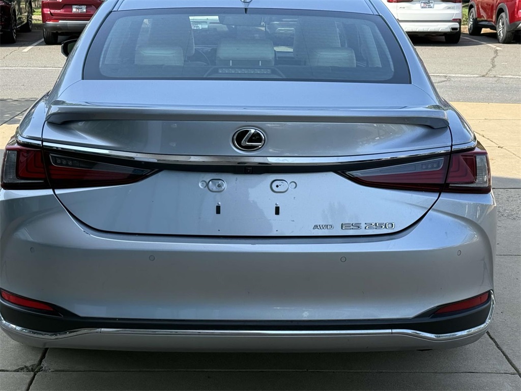 2022 Lexus ES 250 photo 11