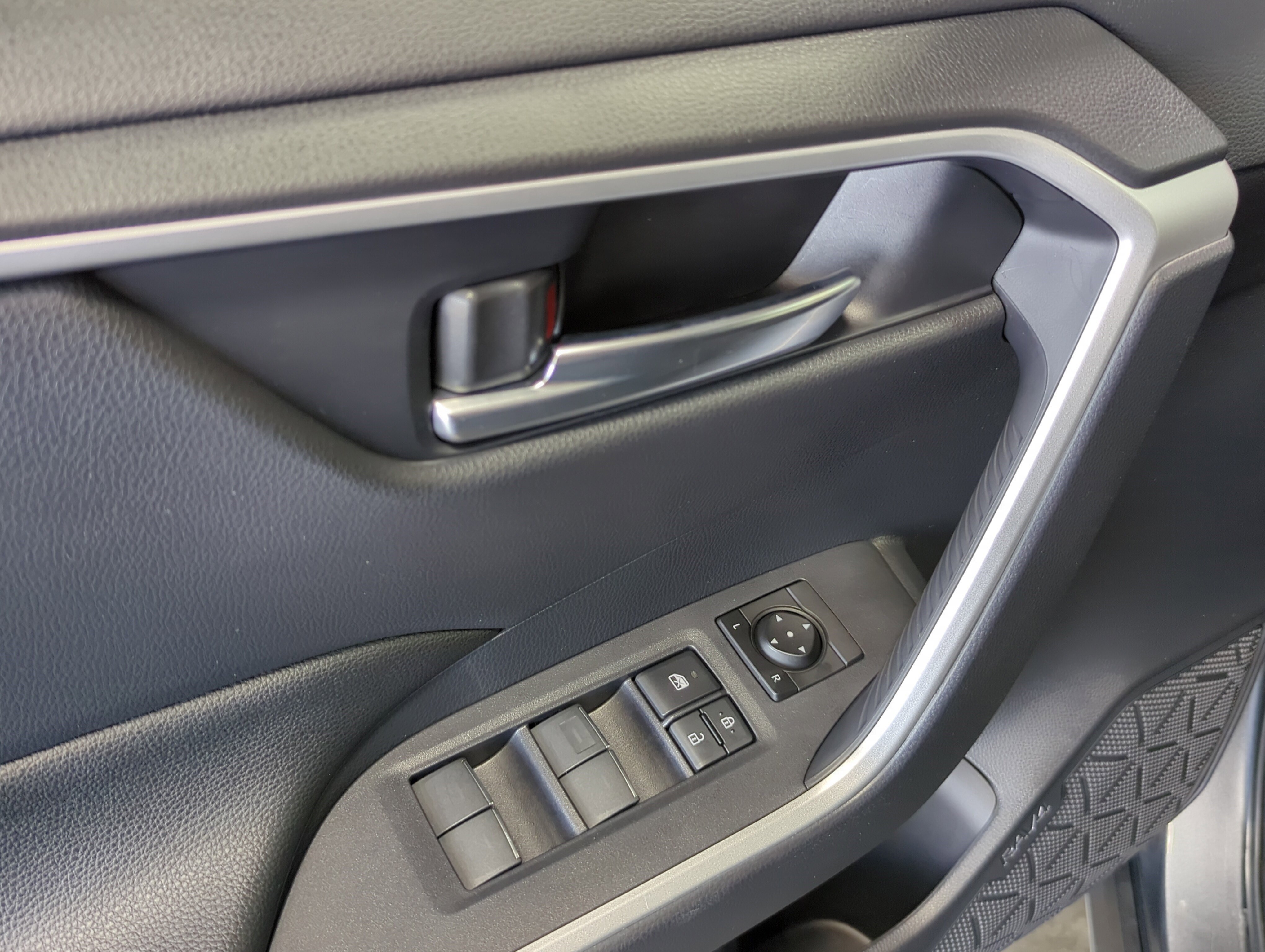 2025 Toyota RAV4 Hybrid XLE photo 11
