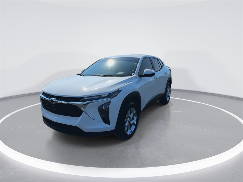2025 Chevrolet Trax LS photo 4
