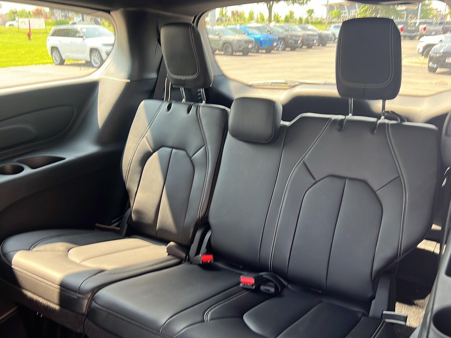 2025 Chrysler Pacifica photo 19