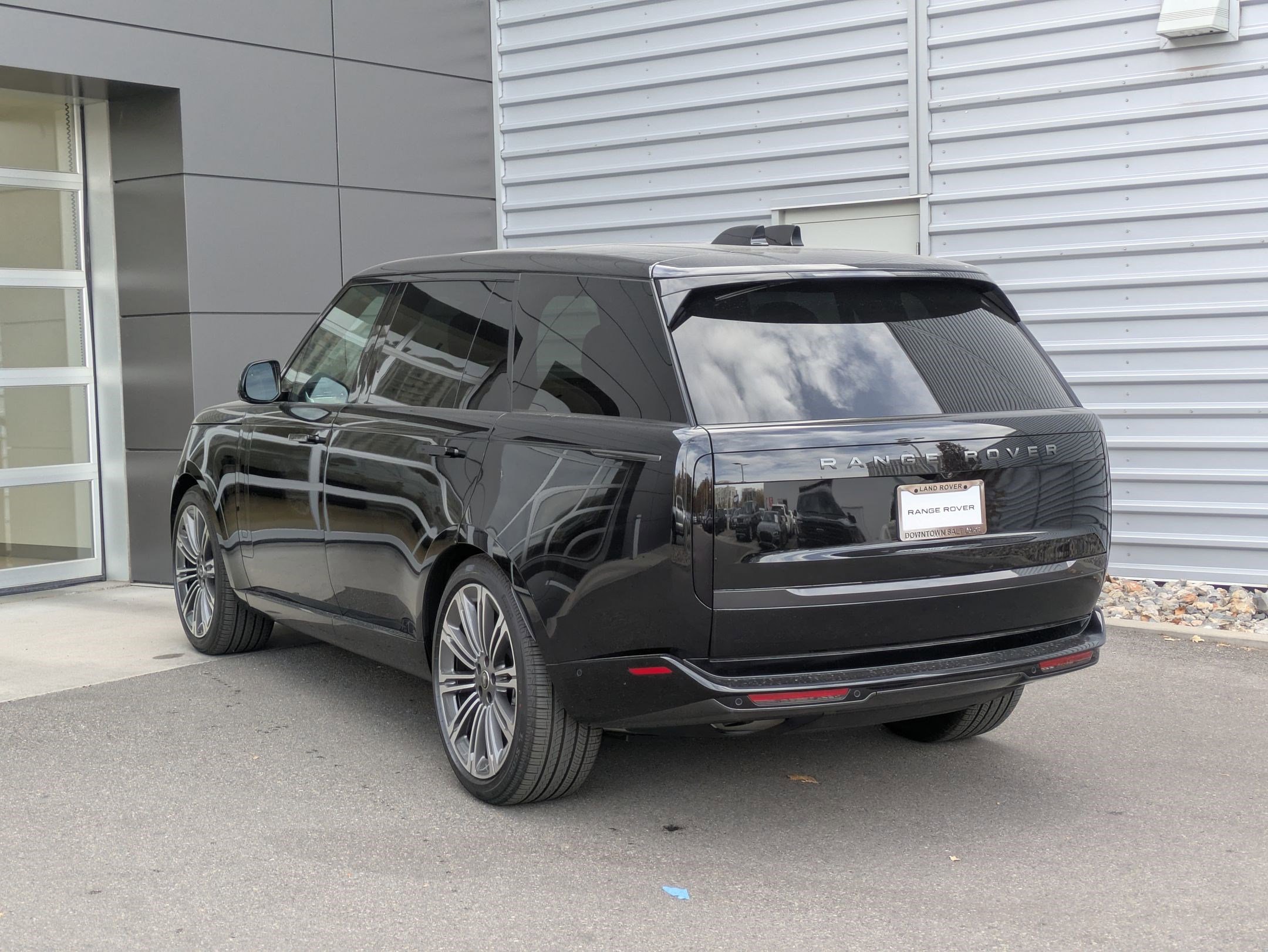 2025 Land Rover Range Rover SE photo 3
