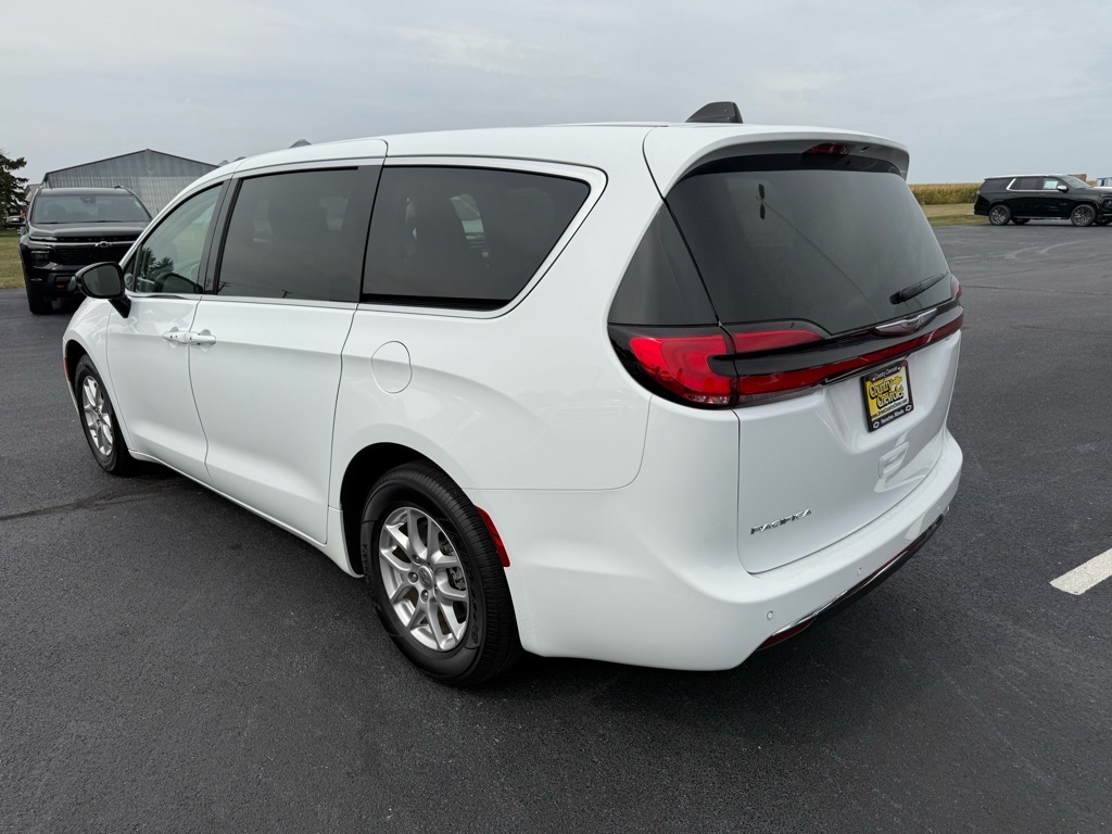 2024 Chrysler Pacifica Touring L photo 2