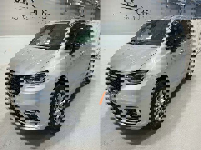 2026 Chrysler Pacifica Select's photo