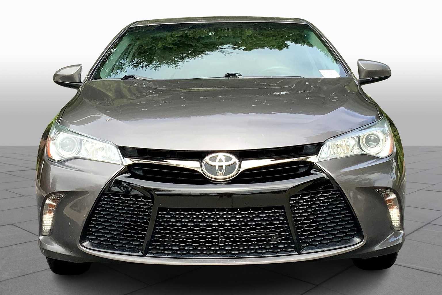2016 Toyota Camry SE photo 3