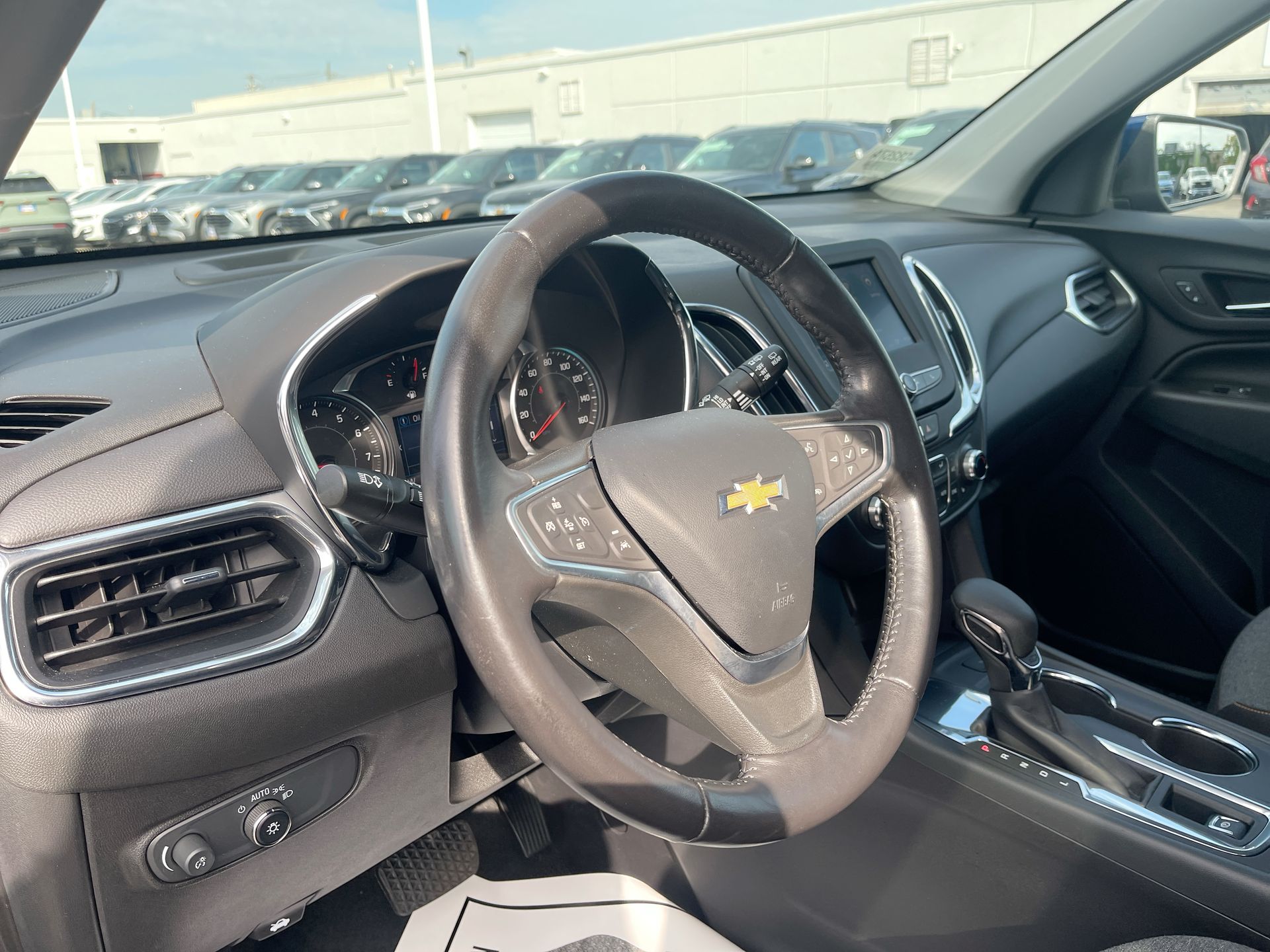 2022 Chevrolet Equinox LT photo 2