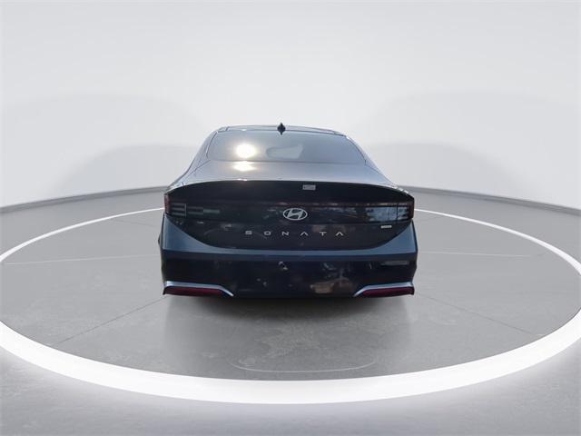 2025 Hyundai Sonata Hybrid Limited photo 2