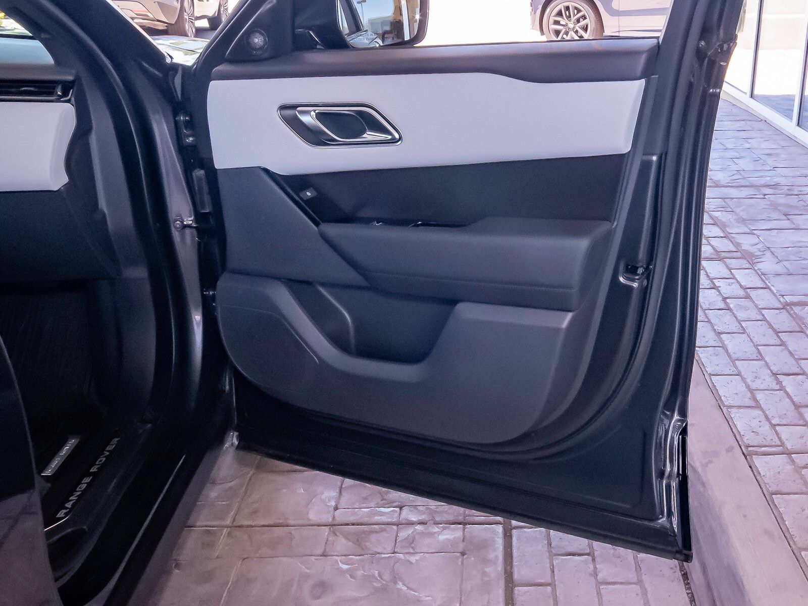 2026 Land Rover Range Rover Velar SE photo 37
