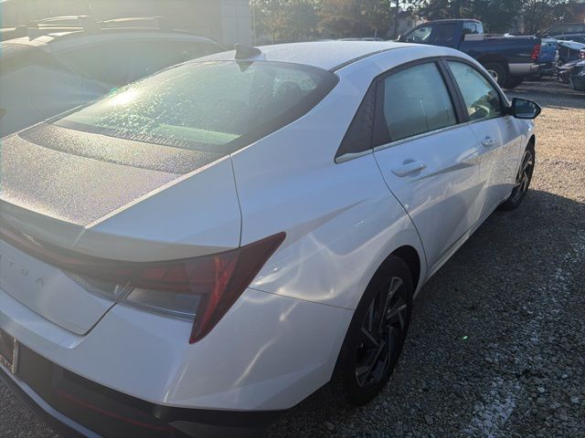 2024 Hyundai Elantra SEL photo 7
