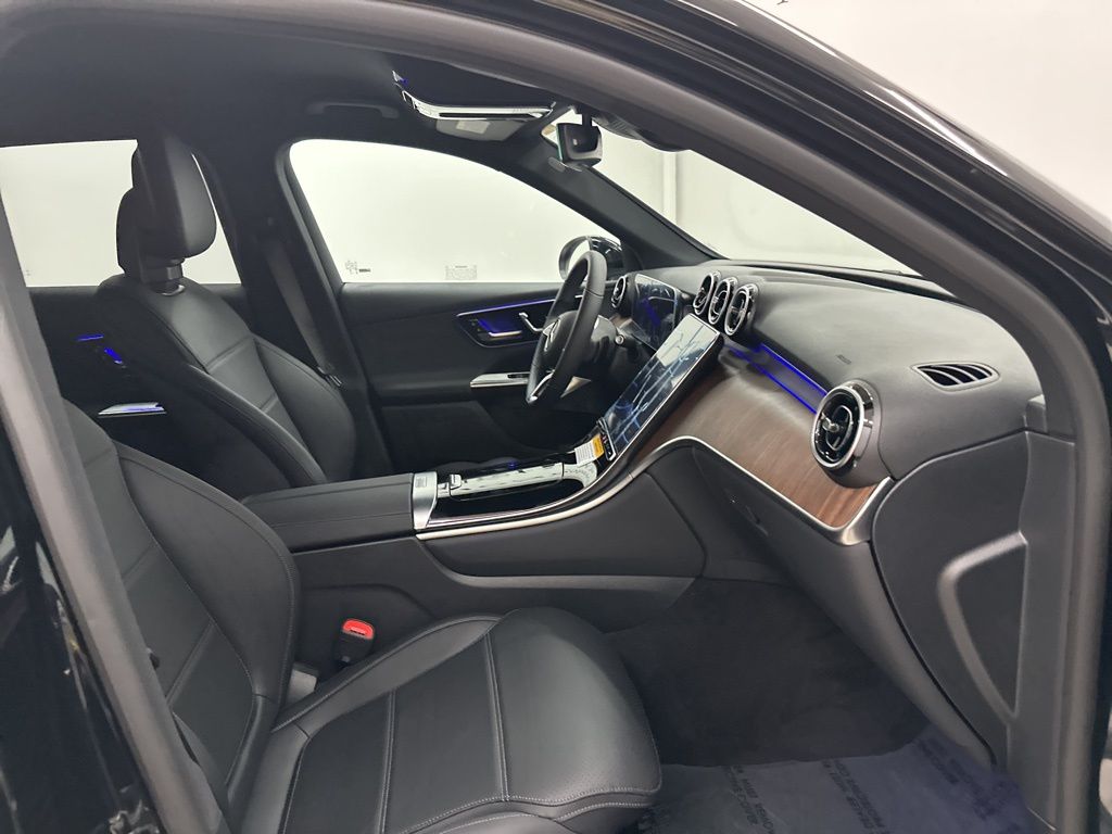 2025 Mercedes Benz GLC 300 photo 18