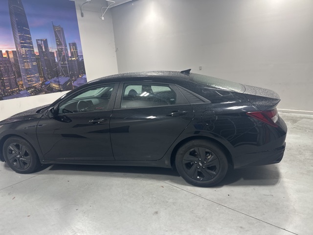 2023 Hyundai Elantra SEL photo 3