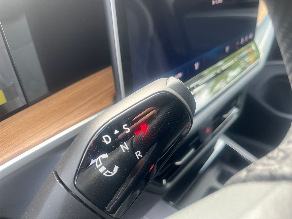 2025 Volkswagen Tiguan SEL R-Line Black photo 10