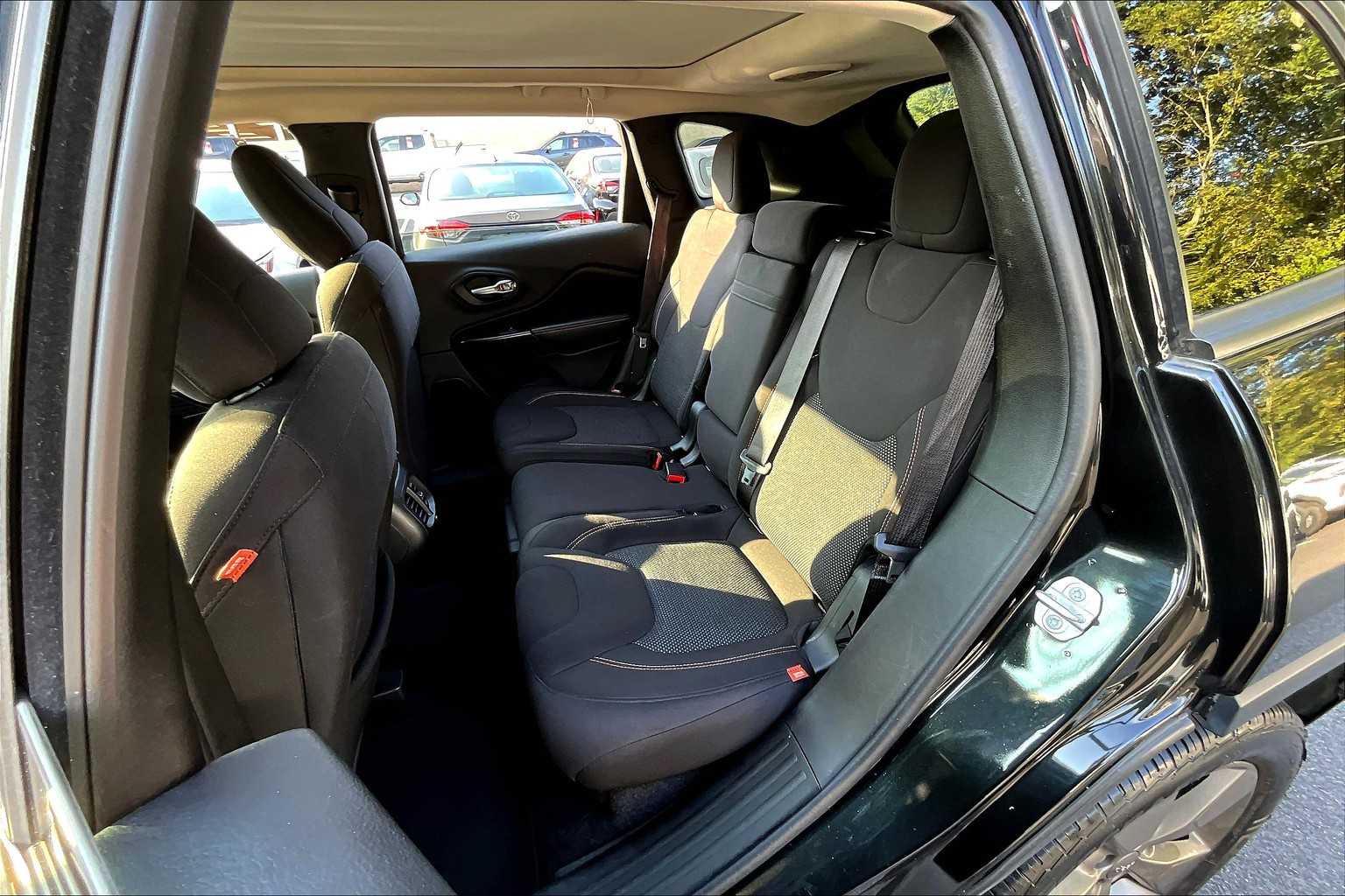 2016 Jeep Cherokee 80th Anniversary Edition photo 18
