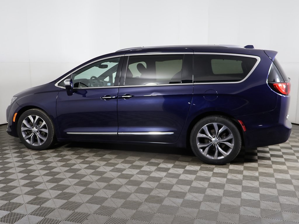2020 Chrysler Pacifica Limited's photo