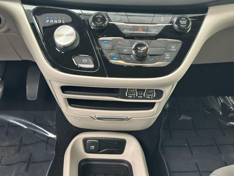 2022 Chrysler Voyager LX photo 13