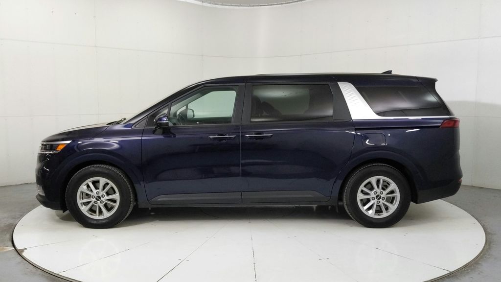 2024 Kia Carnival LX photo 3
