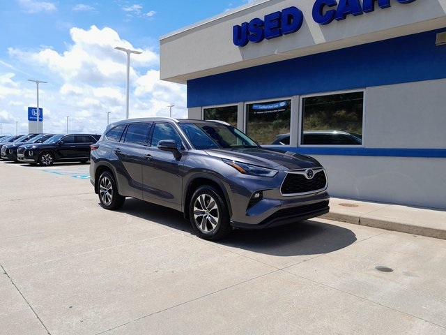 2022 Toyota Highlander XLE photo 2