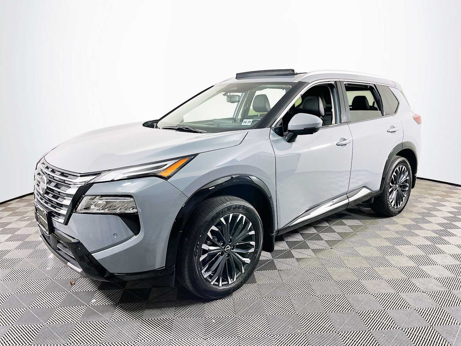 2024 Nissan Rogue Platinum's photo