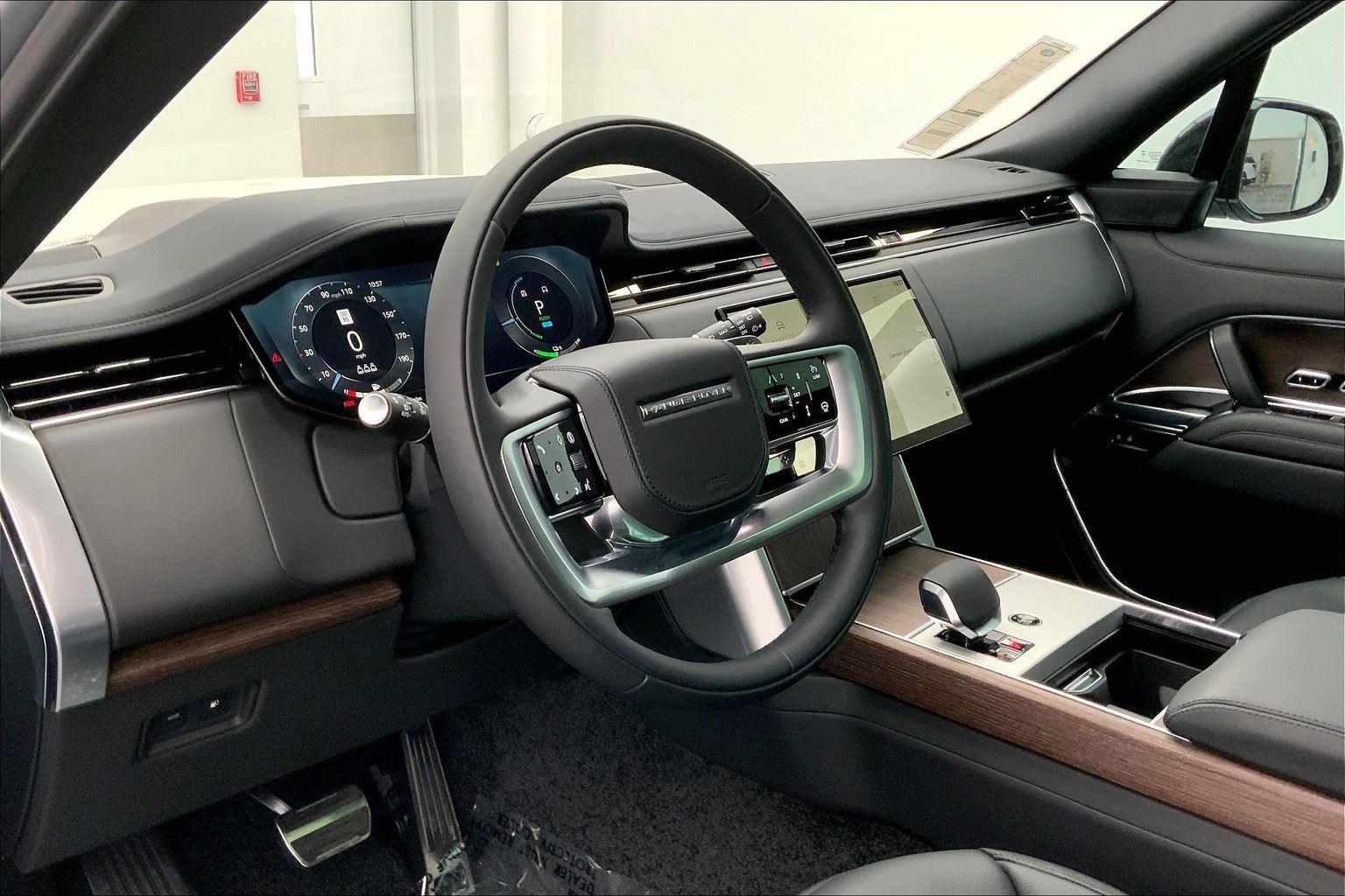 2025 Land Rover Range Rover SE photo 3