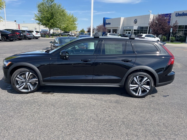 2026 Volvo V60 Cross Country B5 Plus photo 2