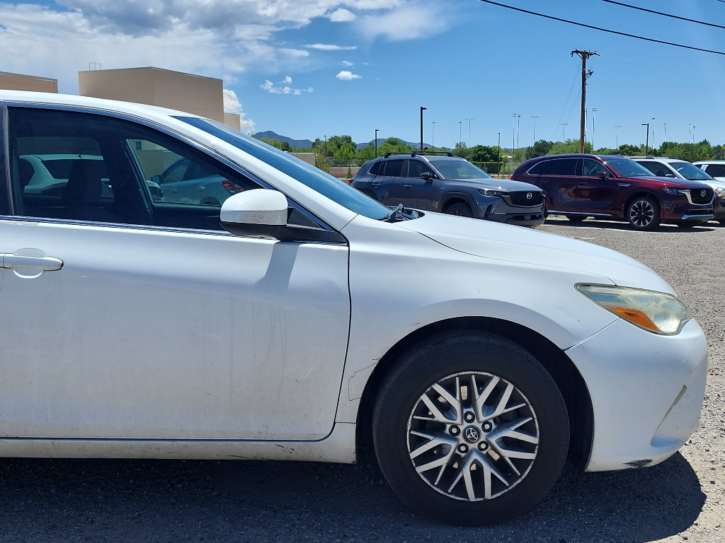 2016 Toyota Camry LE photo 4