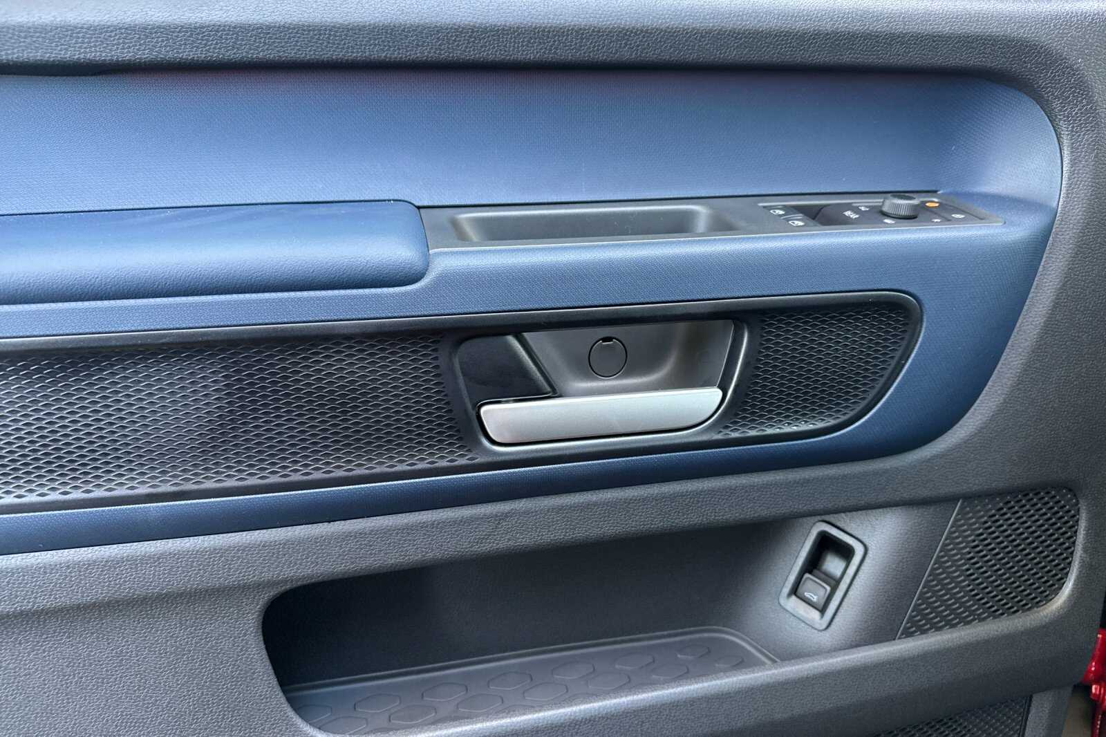 2025 Volkswagen ID. Buzz Pro Plus photo 11