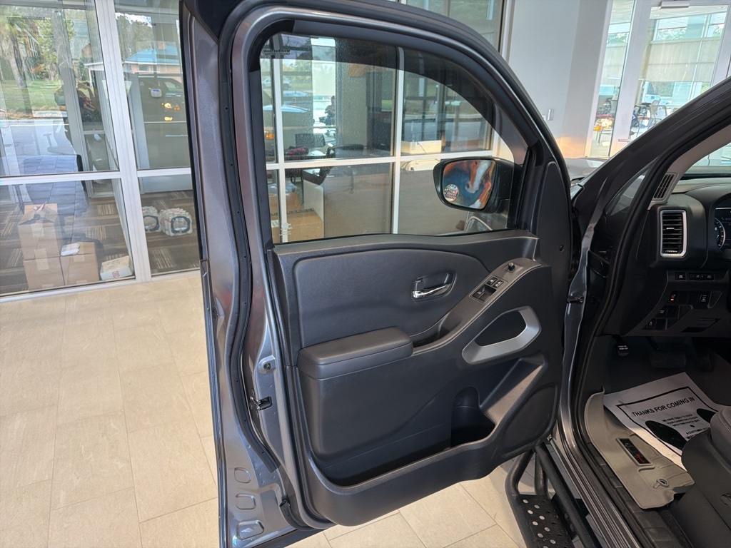 2022 Nissan Frontier SV photo 2