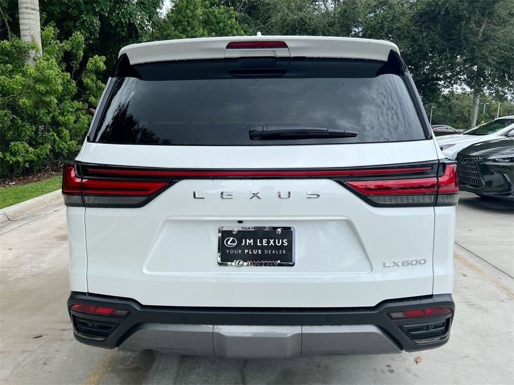 2025 Lexus LX Luxury photo 4
