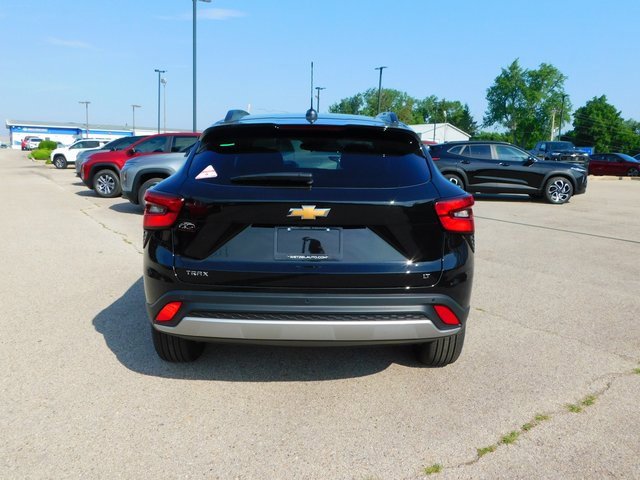 2025 Chevrolet Trax LT photo 2
