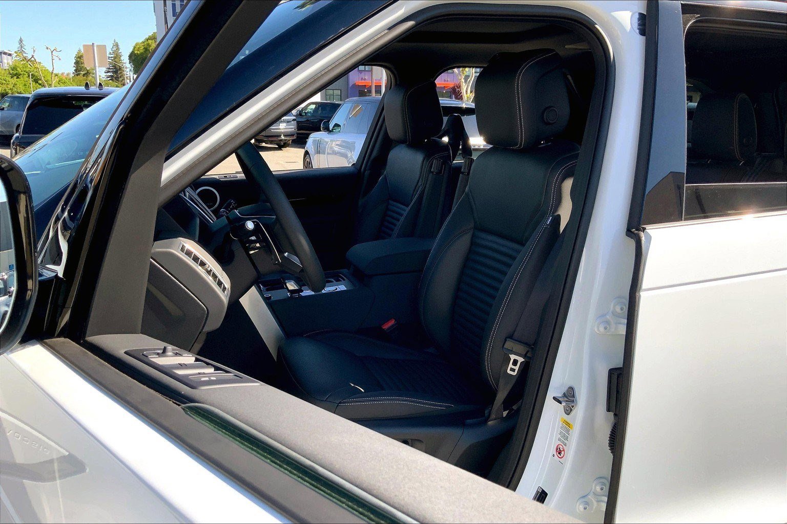 2025 Land Rover Discovery S photo 6