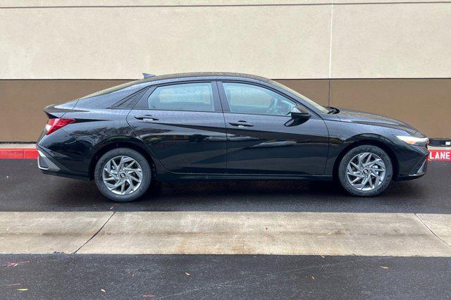 2026 Hyundai Elantra Hybrid Blue photo 4