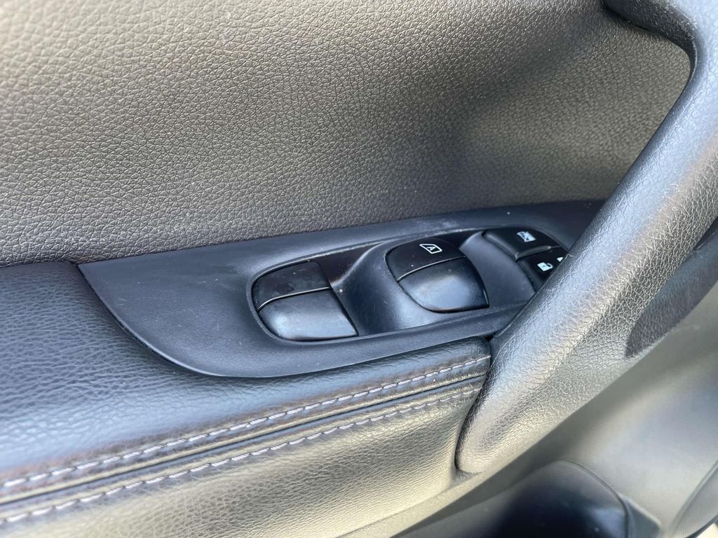 2015 Nissan Rogue SV photo 16