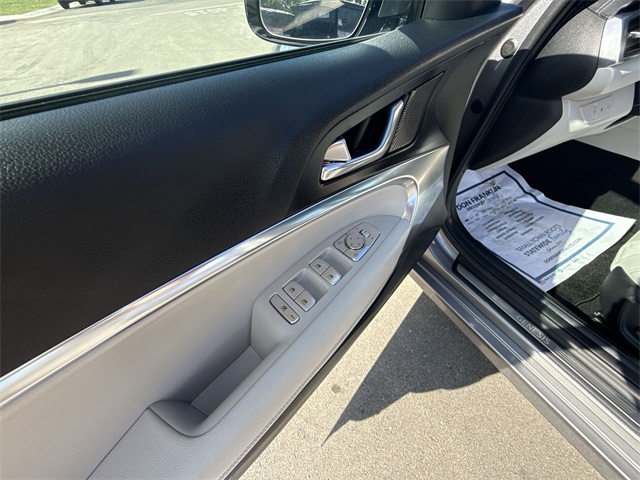 2025 Genesis G70 2.5T photo 13
