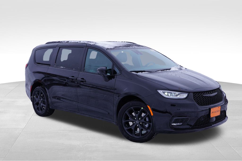 2026 Chrysler Pacifica Select's photo
