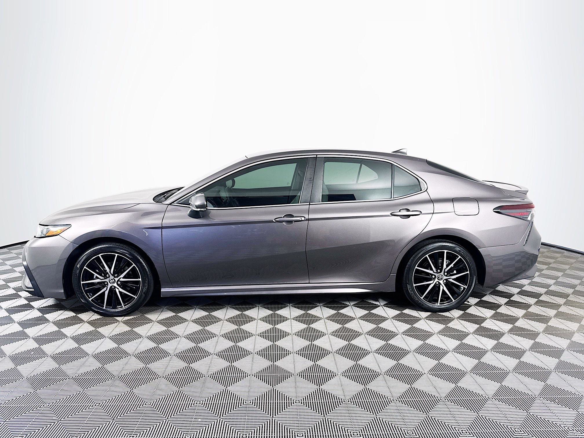 2022 Toyota Camry Hybrid SE photo 4