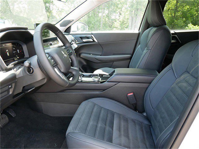 2025 Mitsubishi Outlander SE photo 4