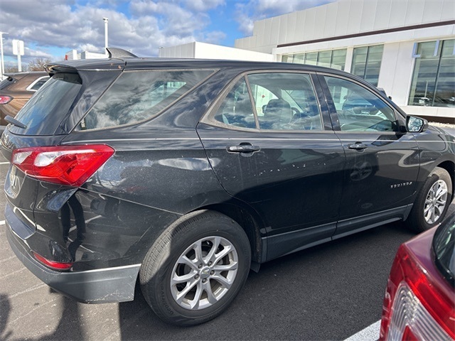 2019 Chevrolet Equinox LS photo 2