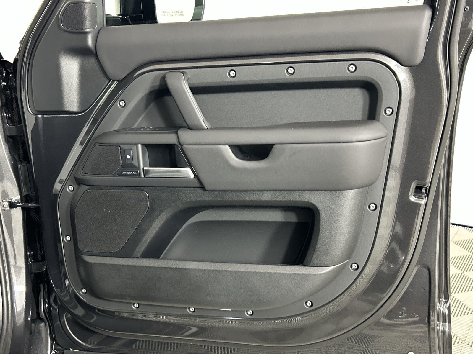 2025 Land Rover Defender 130 S photo 29